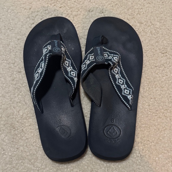 Reef Navy Flip Flops with Patterned Straps size 8 - Picture 1 of 3